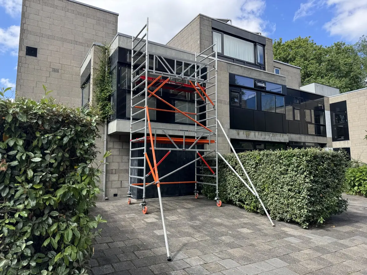 Opgebouwde Altrex rolsteiger bij een woning