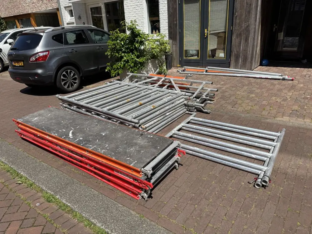 Complete set rolsteigeronderdelen op de stoep voor de woning