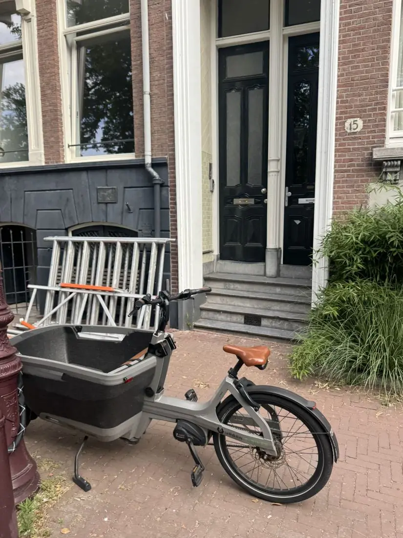 Ingeklapte steigersectie bij de voordeur van een woning