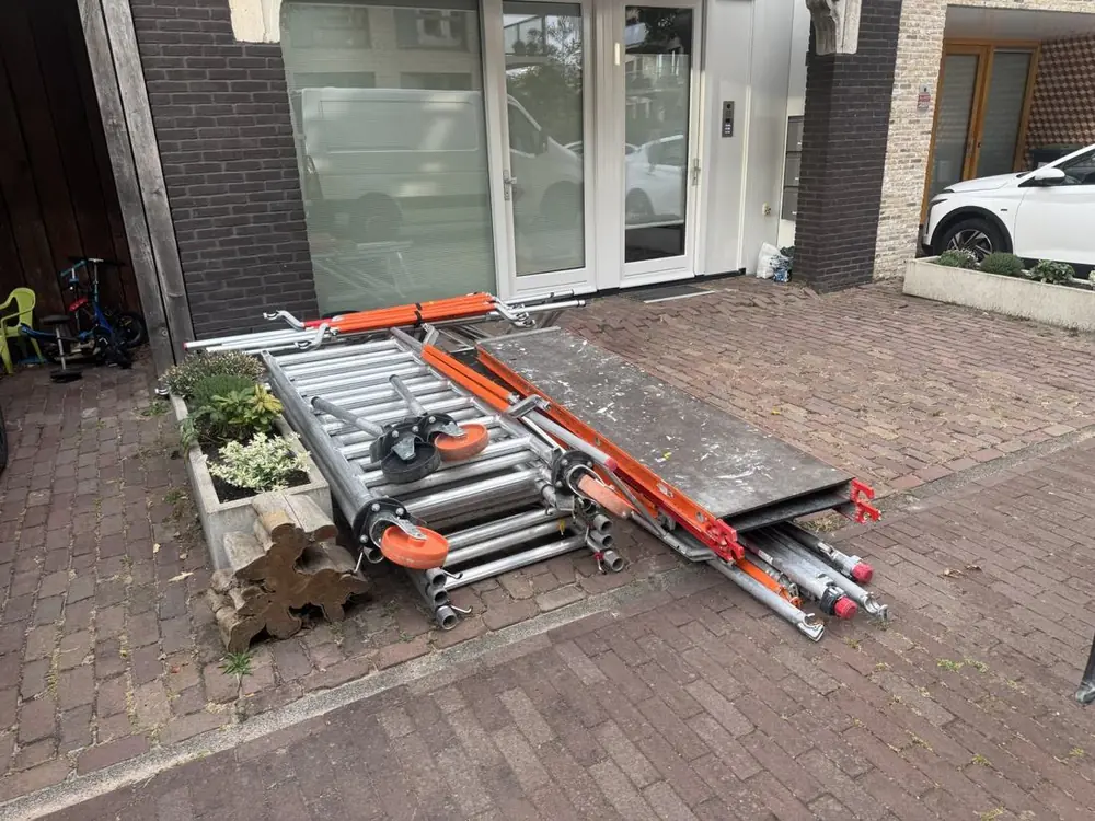 Steigeronderdelen compact bij de voordeur van een woning neergezet