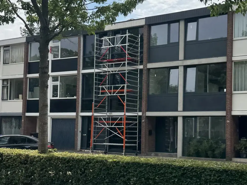 Aufgebautes Rollgerüst vor der Fassade eines Reihenhauses
