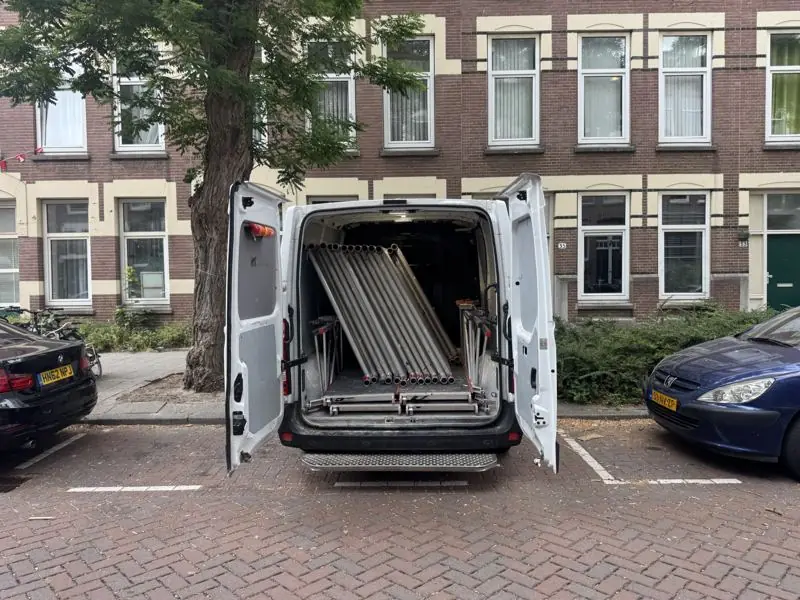 Bezorging van een rolsteiger bij een woning in Alkmaar