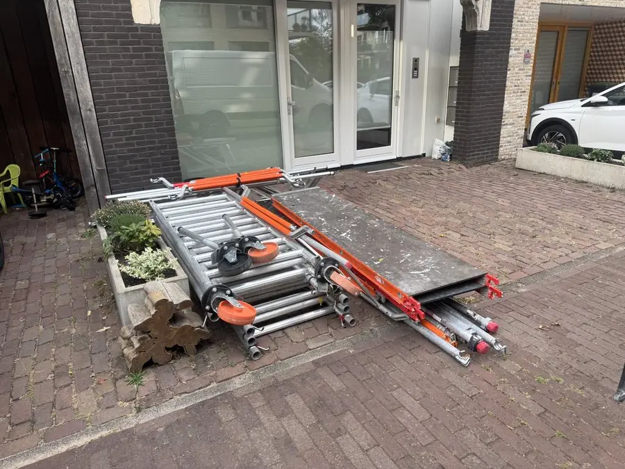 Steigeronderdelen netjes afgeleverd bij de voordeur in Alkmaar