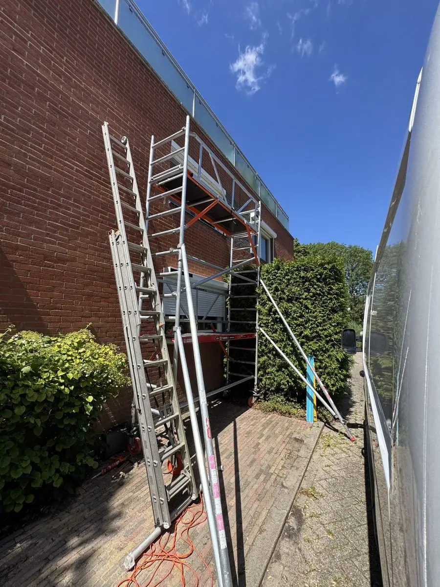 Brede rolsteiger (Altrex RS TOWER 52) van Steigertaxi, opgebouwd en klaar voor gebruik